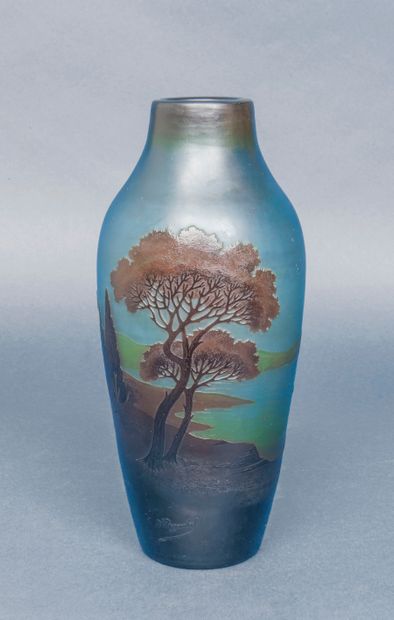 D'ARGENTAL, Vase balustre en verre multicouches dégagé à l'acide à décor d'un paysage...