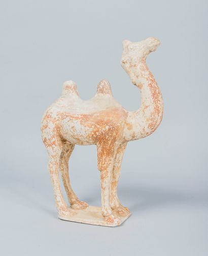 null Mingqi en terre cuite rouge avec engobe blanc, représentant un chameau debout...
