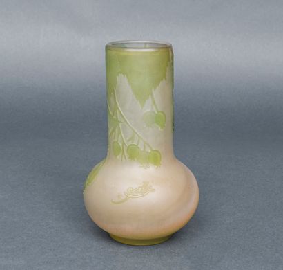 ETABLISSEMENTS GALLE, Vase en verre multicouches à décor de groseiller dégagé à l'acide,...