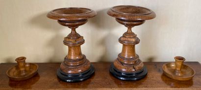 null Pair of moulded natural wood bowls on pedestal 

H. 22 cm 

Accidents 

Two...