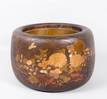 null 
Japon 

Cache pot en bois à décor de fleurs peintes, d'incrustations de métal...