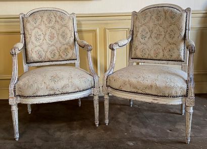 null Pair of armchairs in carved natural wood painted in cream color, the right back...
