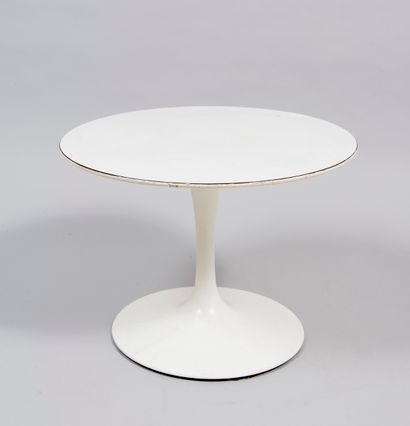 D'après Eero SAARINEN, Table basse modèle Tulip, plateau en aggloméré peint en blanc,...