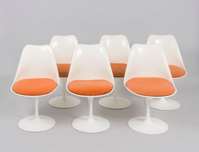 D'après Eero SAARINEN, Suite de 6 chaises modèle Tulip, coques en fibre de verre...
