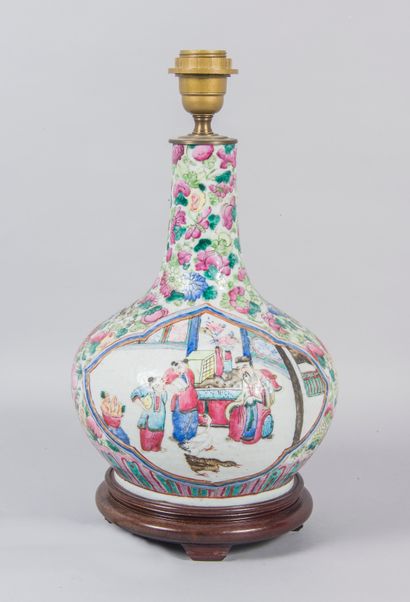 null Chine, 

Pied de lampe en porcelaine émaillée polychrome à décor de fleurs et...