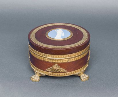 null Round jewelry box in mahogany veneer decorated with a medallion in WEDGWOOD...