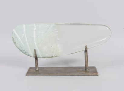 null 
Eric LEMARIE (né en 1971) 

Sculpture composée d'un morceau de verre oblong...