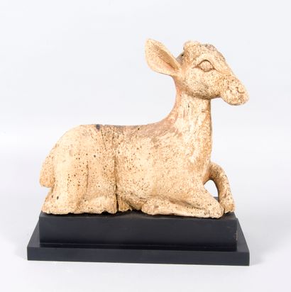 null 
Chine, 




Biche couchée en bois sculpté reposant sur un socle en bois peint...