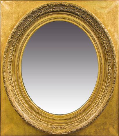null Miroir ovale dans un cadre rectangulaire en bois et stuc doré à décor de frises...