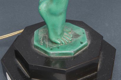 Max Le verrier (1891-1973), Lampe modèle "clarté" en régule à patine verte, signée,...