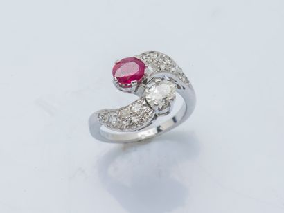 null Bague toi et moi en or gris 18 carats (750 ‰) ornée d’un diamant et d’un rubis...