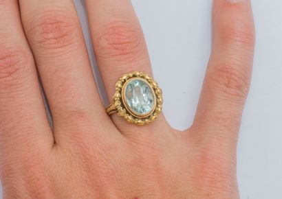 null An 18K (750 ‰) yellow gold ring set with an oval aquamarine weighing approximately...