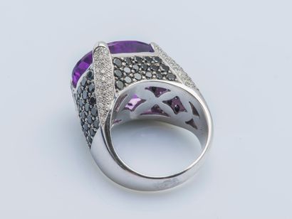  An 18K (750 ‰) white gold dome ring adorned with an oval amethyst weighing approximately...