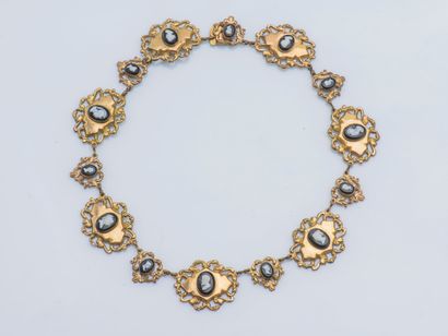  A 9-karat yellow gold (375 ‰) half-set consisting of a necklace, a pair of earrings...