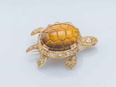  Broche tortue en or jaune 18 carats (750 ‰) la carapace en œil de tigre gravée,...