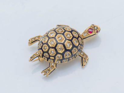 null 18K yellow gold (750 ‰) turtle brooch covered with black enamel and set with...