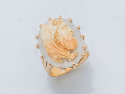 null Yellow gold ring 18 carats (750 ‰) adorned with a cameo on agate depicting Hercules...