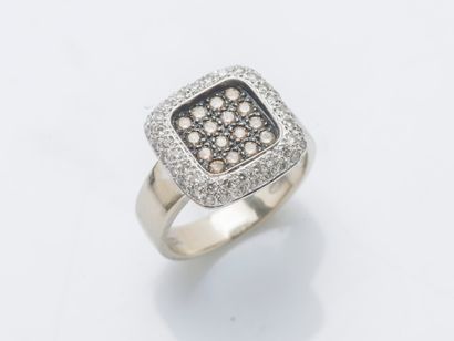 null 18K (750 ‰) white gold ring the square bezel paved with brilliant-cut brown...