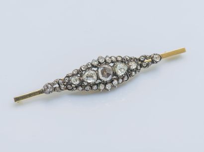 null A 14-karat yellow gold (585 ‰) and silver (800 ‰) barrette brooch adorned with...