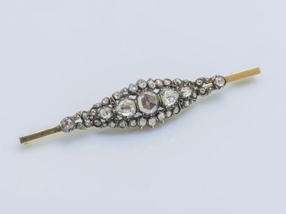 null Broche barrette en or jaune 14 carats (585 ‰) et argent (800 ‰) ornée de diamants...