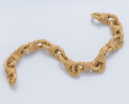 Bracelet 
An 18K yellow gold (750 ‰) bracelet with ten twisted cord links, tied with...