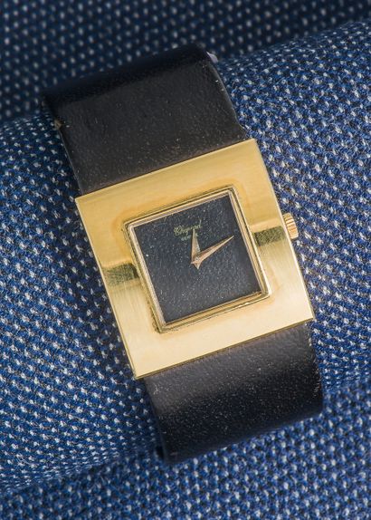 CHOPARD, vers 1980 Bracelet montre manchette, le boîtier carré en or jaune 18 carats...