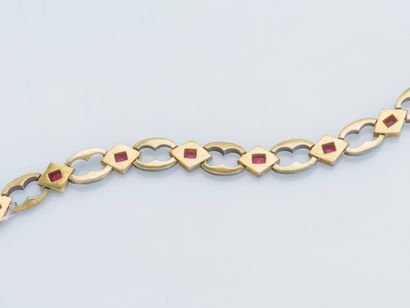  Bracelet de forme gourmette composé de maillons formant des losanges en or jaune...