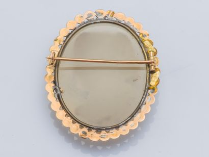  18K yellow gold (750 ‰) medallion brooch adorned with a cameo on agate depicting...