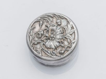  Boite à pilules de forme ronde en argent (800 ‰) à décor ciselé de fleurs de pavot....