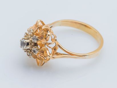  Bague fleur en or rose 18 carats (750 ‰) sertie de sept pierres blanches dans un...