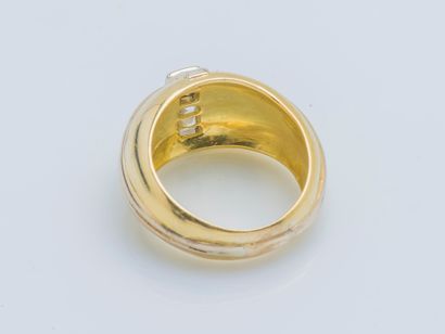  Bague bandeau en or jaune 18 carats (750 ‰) sertie d’une ligne de diamants baguette,...