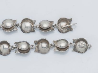 STIGBERT (1939-2016) Silver necklace (800 ‰) the links forming beaded tulips. 
Swedish...