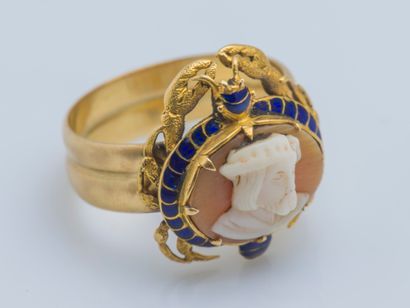  18K (750 ‰) yellow gold ring the bezel drawing a crab enhanced with blue enamel,...