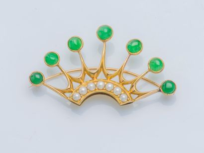 null 18K (750 ‰) yellow gold brooch drawing a crown set with seven round jade cabochons,...