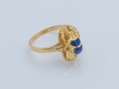  An 18K (750 ‰) yellow gold ring adorned with a scarab in relief enhanced with royal...