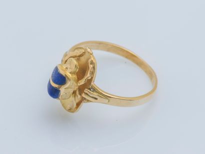  An 18K (750 ‰) yellow gold ring adorned with a scarab in relief enhanced with royal...