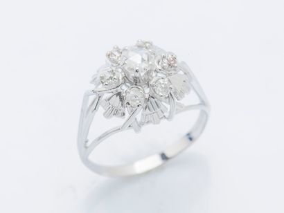 null 
18K (750 ‰) white gold flower-drawing dome ring adorned with an Antwerp rose-cut...