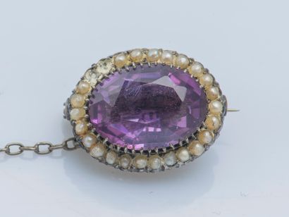 null Silver brooch (800 ‰) adorned with an oval amethyst in a pearl seed surround...