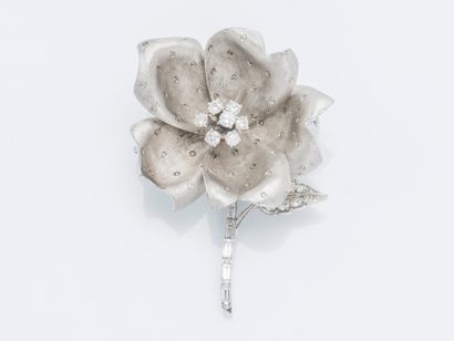 Broche fleur en or gris 18 carats (750 ‰),...