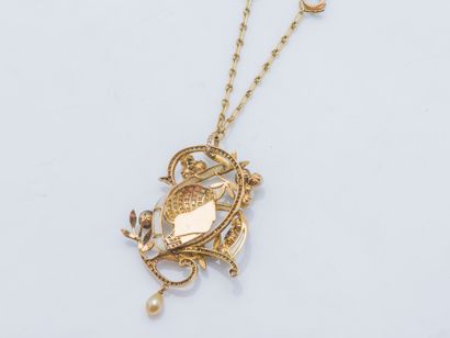 null An 18K (750 ‰) yellow gold pendant and chain in the Art Nouveau taste. The pendant...