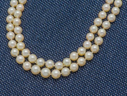  Necklace two rows of cultured pearls in fall forming a choker, rectangular clasp...