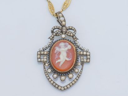  Silver pendant (800 ‰) of baluster form adorned with a cameo on cornelian featuring...