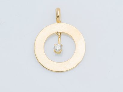  Pendant forming a flat disc in 18K yellow gold (750 ‰) set with a round diamond...