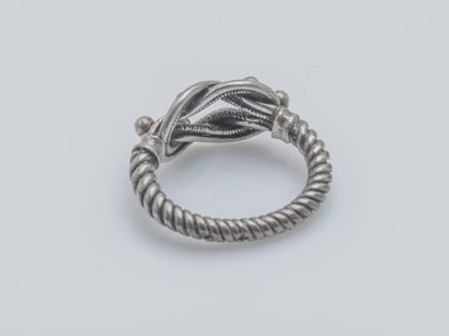  Bague en argent (800 ‰) stylisant un nœud d’Hercule, l’anneau bobine. Travail français,...