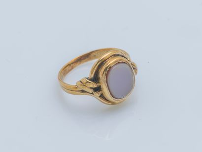  14K yellow gold (585 ‰) cachet ring set with an engraving agate plaque shouldered...