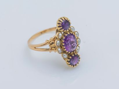  An 18K (750 ‰) yellow gold marquise ring set with an oval amethyst circled with...
