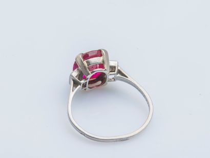  Platinum ring (950 ‰) set with a synthetic ruby shouldered by two baguette diamonds....