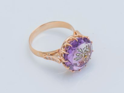  An 18K (750 ‰) rose gold ring set with a round amethyst set with rose-cut diamonds...