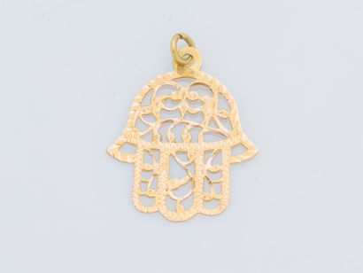  Fatma's hand pendant in 18-carat yellow gold (750 ‰) openwork and chased. 
Height...