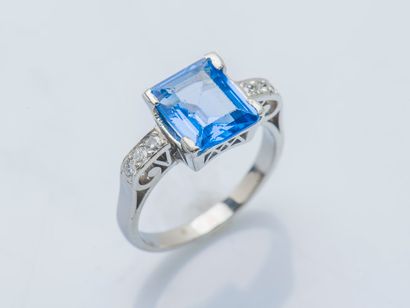  Platinum ring (950 ‰) adorned with a blue synthetic spinel of rectangular cut shouldered...